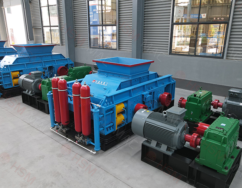 瓜米石液压对辊制砂机工作现场