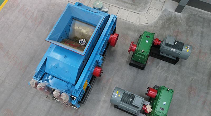 海南1010对辊制砂机铁矿石破碎现场